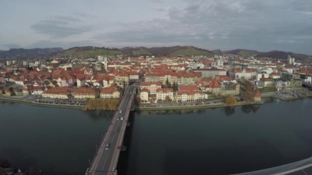 Flygfoto Över Den Gamla Bron Och Drava Floden Maribor — Stockvideo