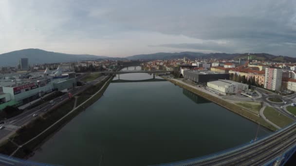 Αεροφωτογραφία Γεφυρών Πάνω Από Τον Ποταμό Ντράβα Μάριμπορ — Αρχείο Βίντεο