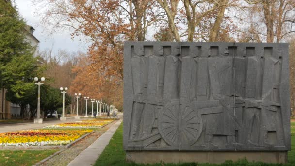 Πέτρινο Μνημείο Στο Πάρκο Maribor City — Αρχείο Βίντεο