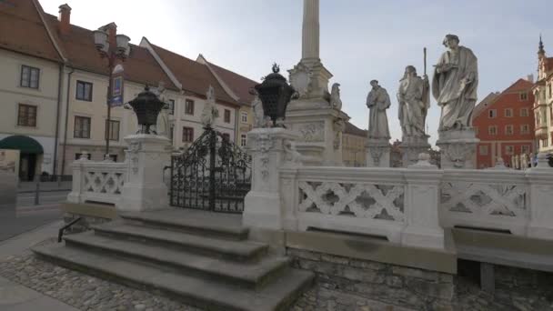 Councilor Αγάλματα Γύρω Από Στήλη Πανούκλα — Αρχείο Βίντεο