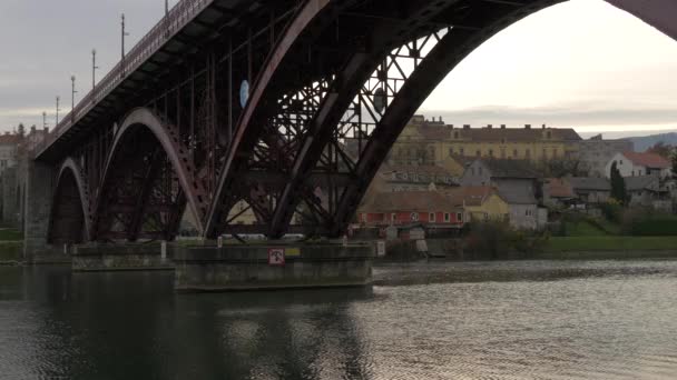 Rio Drava Fluindo Sob Ponte Velha Maribor — Vídeo de Stock