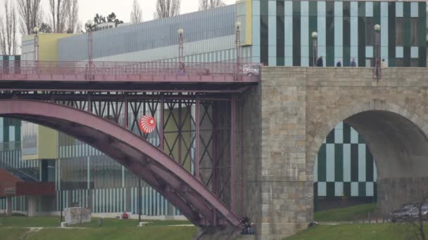 Oude Brug Bij Faculteit Geneeskunde Maribor — Stockvideo