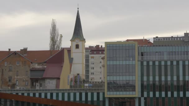 Die Pfarrkirche Magdalena Guvernenturm — Stockvideo
