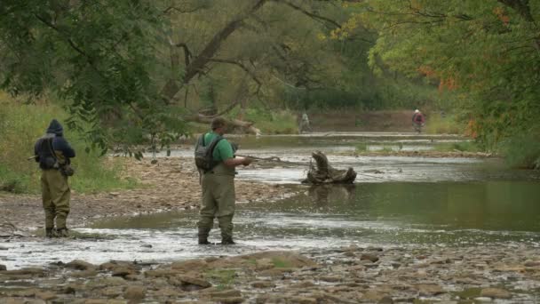 Nehir Kenarında Balık Tutan Adamlar — Stok video