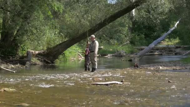 Homens Que Pescam Bronte Creek Provincial Park — Vídeo de Stock