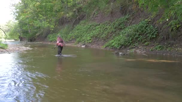 Suda Yürüyen Balıkçı — Stok video