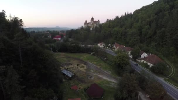 Luftaufnahme Der Burg Bran Und Einer Straße — Stockvideo