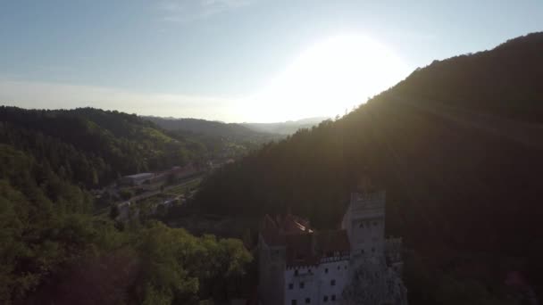 Sonnenfahne Über Burg Bran Und Hügeln — Stockvideo