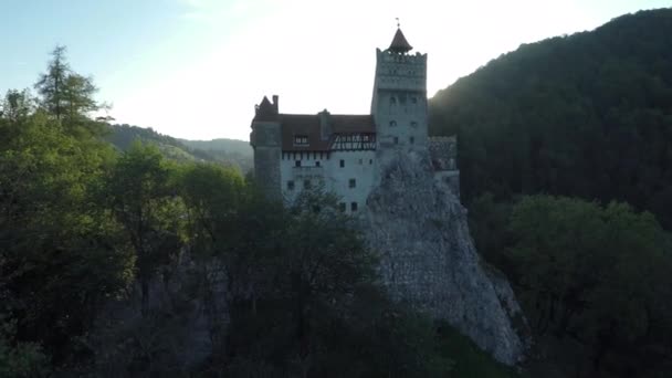 Vista Aérea Sol Brilhando Acima Castelo Bran — Vídeo de Stock