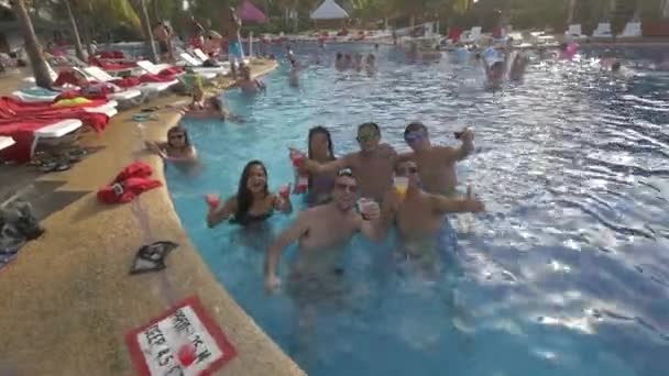 Gente Brindando Piscina — Vídeo de stock