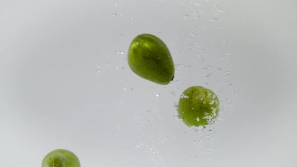 Avocados Fallen Ins Wasser Ultra Slow Motion — Stockvideo