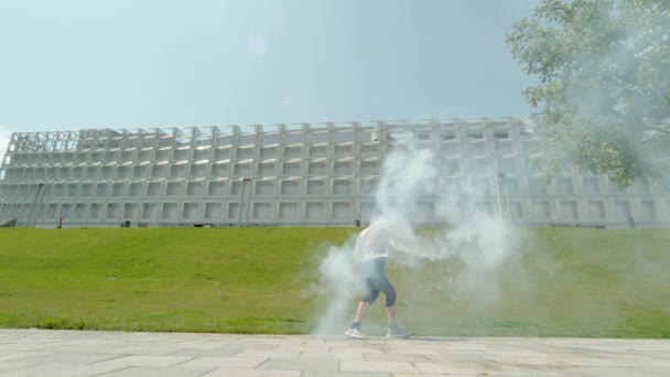 Hombre Agitando Una Antorcha Ultra Slow Motion — Vídeos de Stock