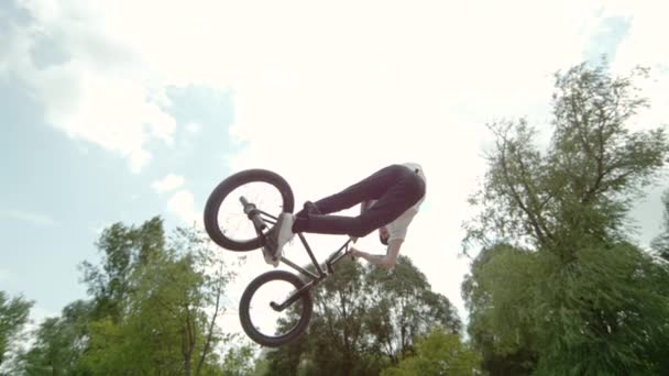 자전거를 공원에서 자전거 울트라 슬로우 — 비디오