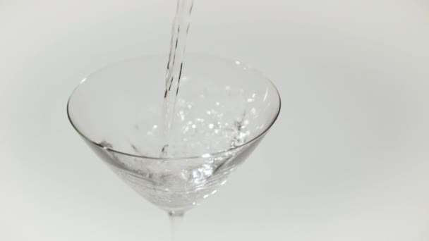 Martini Wlewające Się Szkła Ultra Slow Motion — Wideo stockowe