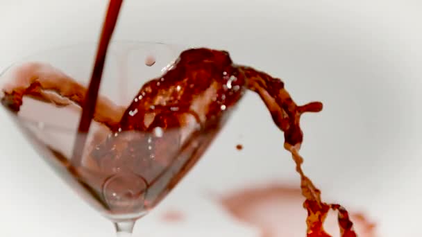 Vino Tinto Salpicando Una Copa Ultra Slow Motion — Vídeo de stock