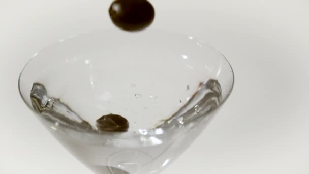 Dejando Caer Dos Aceitunas Una Copa Martini Ultra Slow Motion — Vídeo de stock