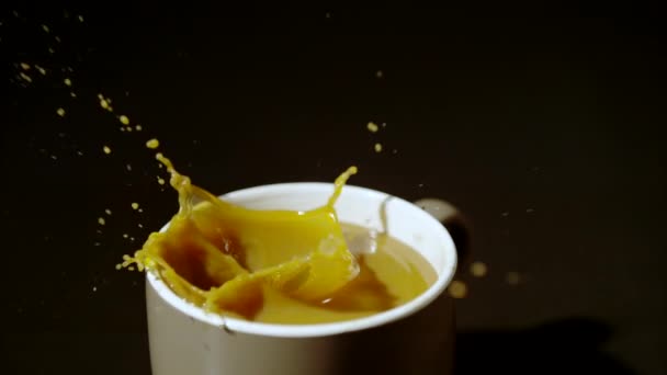 Cubos Açúcar Caindo Xícara Café Ultra Slow Motion — Vídeo de Stock