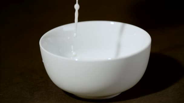 Πτώση Κομματιών Γάλακτος Και Σοκολάτας Εξαιρετικά Αργή Κίνηση — Αρχείο Βίντεο