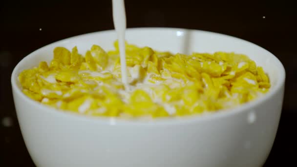 牛奶倒入装有玉米片的碗中 超慢运动 — 图库视频影像