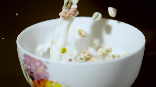 Milch Und Tropfen Gepufferten Weizengetreides Schüssel Ultra Slow Motion — Stockvideo