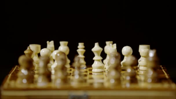 チェス盤に落ちるチェスの駒超スローモーション — ストック動画