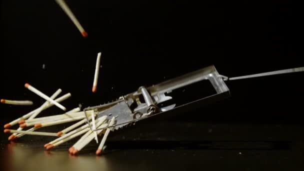 Matchsticks Vallen Een Muizenval Ultra Slow Motion — Stockvideo