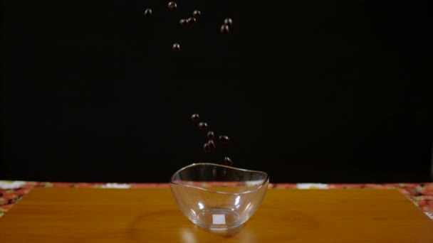 巧克力球掉进玻璃碗里 超级慢动作 — 图库视频影像