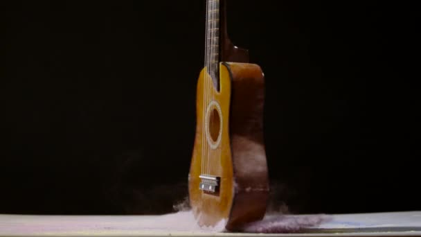 Guitarra Girando Caindo Poeira Ultra Slow Motion — Vídeo de Stock