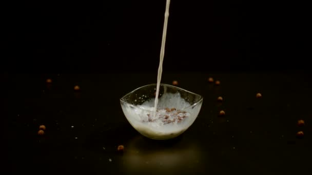 Verter Leche Las Bolas Cereales Recipiente Vidrio Ultra Slow Motion — Vídeo de stock