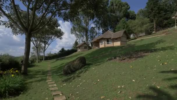 Alojamientos Vistos Desde Callejón Arcadia Lodge Uganda — Vídeos de Stock