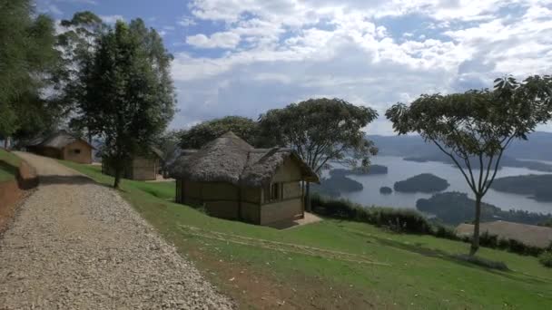 Chalets Lake Bunyonyi Oeganda — Stockvideo