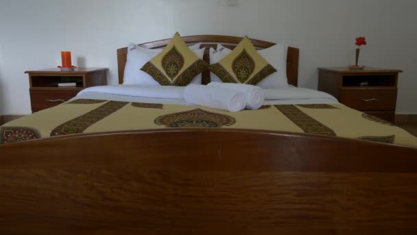 旅馆房间内固定床的镜头 — 图库视频影像