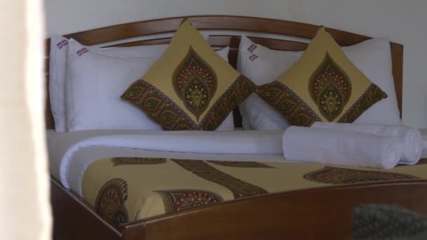 Materiał Filmowy Rozkładanego Łóżka Pokoju Hotelowym — Wideo stockowe