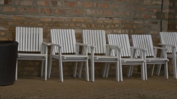 Chaises Blanches Sur Une Rangée — Video