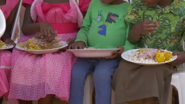 Niños Africanos Comiendo Con Las Manos — Vídeo de stock