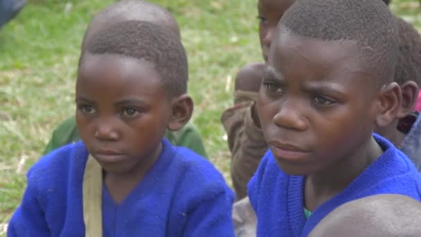 Afrikanske Gutter Sitter Utendørs – stockvideo