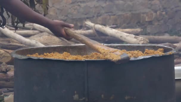 Footage Uganda Lifestyle Putting Palm Tree Leaves Steaming Pot — Video Stock