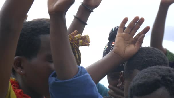 Afrikanere Som Står Med Armene Hevet – stockvideo