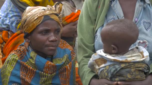 Afrikansk Kvinna Ler Mot Ett Barn — Stockvideo