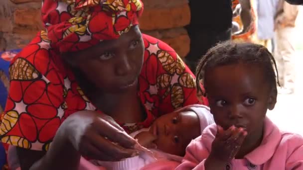 Footage Uganda Lifestyle African Mother Girl Eating – stockvideo