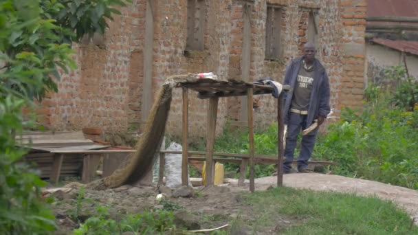 Afričan Stojí Cihlové Budovy — Stock video