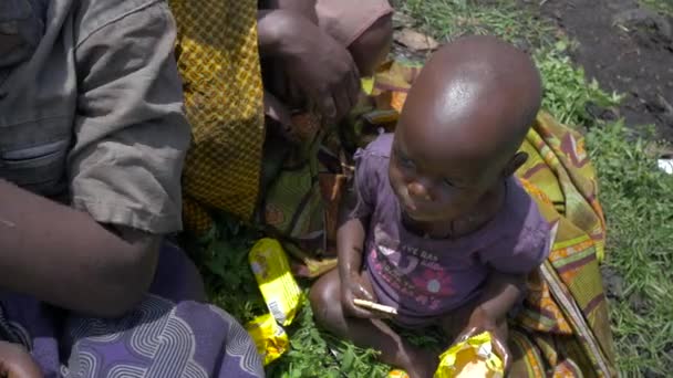 Afrikkalainen Lapsi Syö Keksejä — kuvapankkivideo