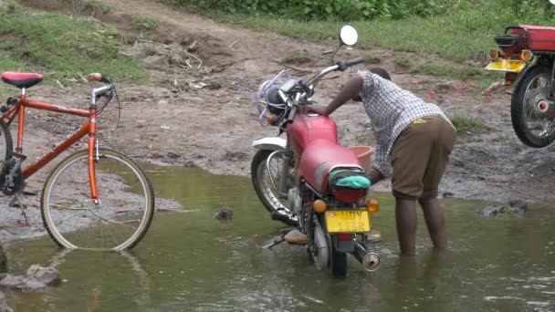 Hombre Africano Lavando Motocicleta — Vídeos de Stock