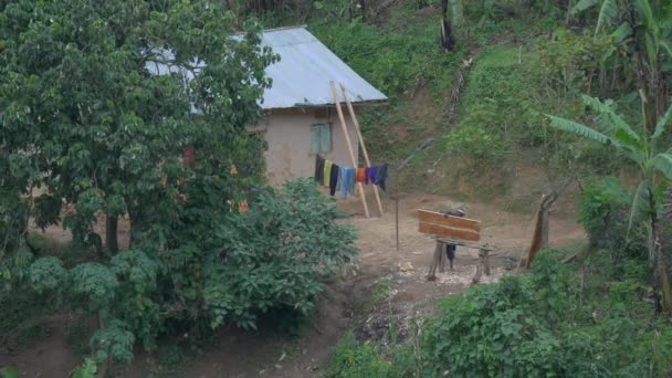 Afrikaner Hält Ein Stück Holz Der Nähe Eines Hauses — Stockvideo