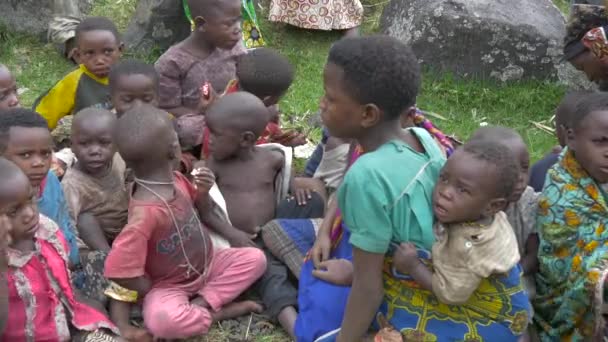 Niños Africanos Sentados Suelo — Vídeo de stock