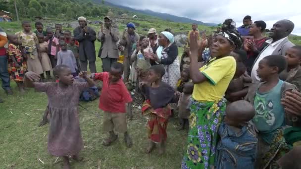 Afrikanska Barn Dansar Och Folk Sjunger — Stockvideo