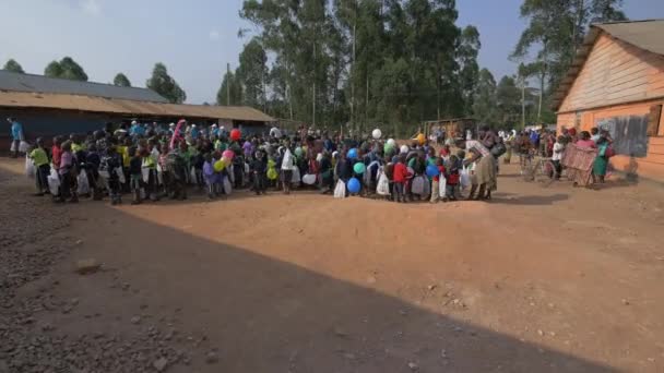 Enfants Africains Tenant Sacs Ballons — Video