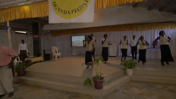在教堂里跳舞唱歌的非洲人 — 图库视频影像