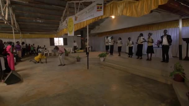 Pessoas Africanas Cantando Dançando Igreja — Vídeo de Stock