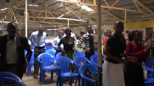 非洲人民在一个房间里歌唱和鼓掌 — 图库视频影像